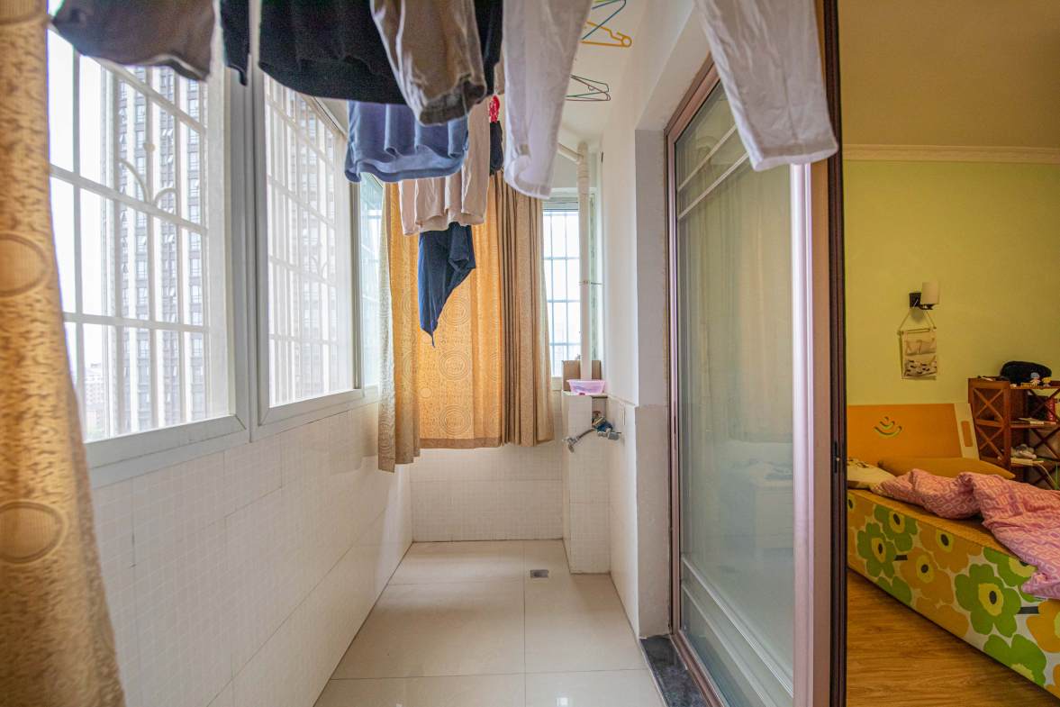 锦璨家园  4室2厅1卫    85.0万阳台