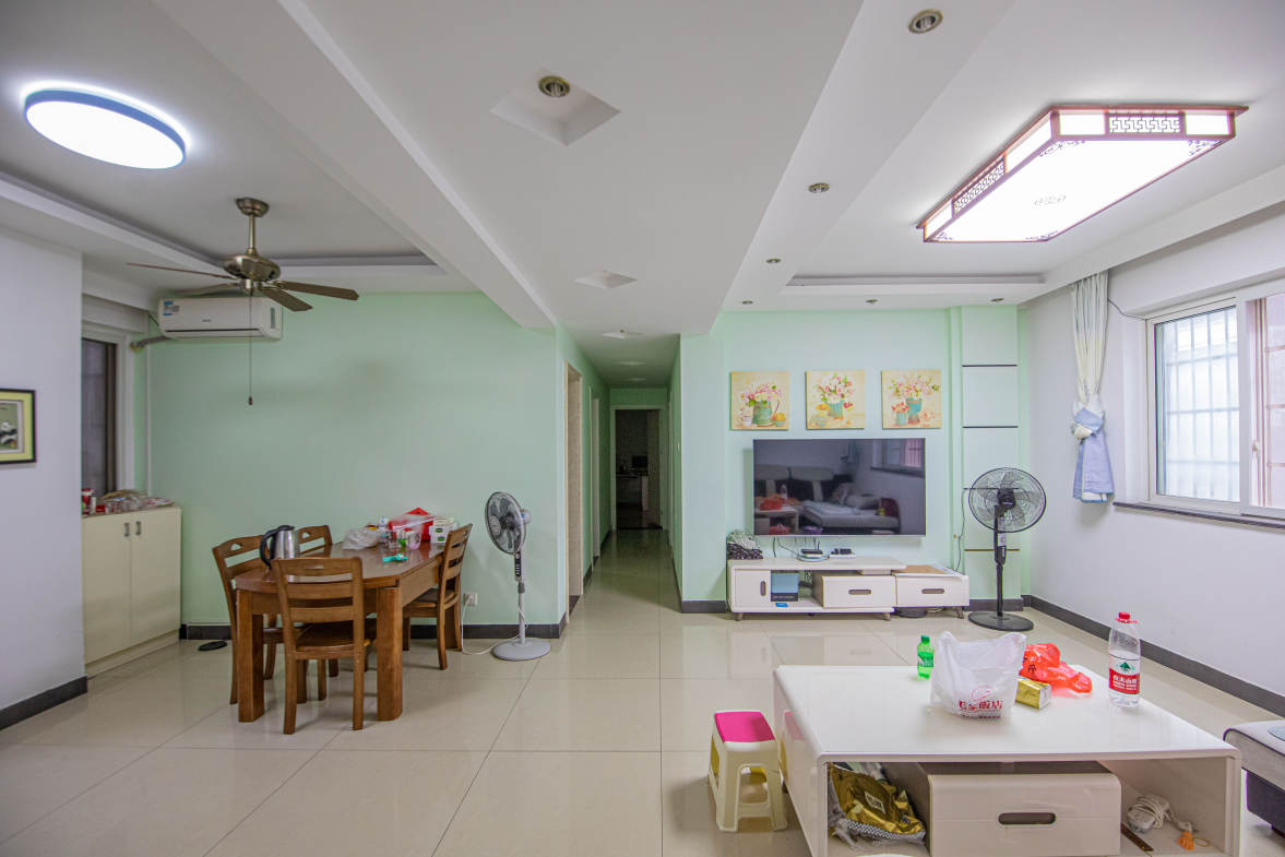 锦璨家园  4室2厅1卫    85.0万客厅