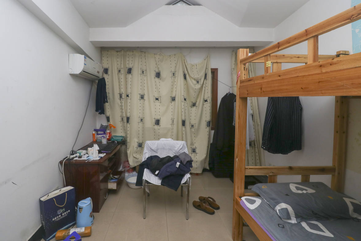 新雅园  5室2厅2卫   99.90万卧室