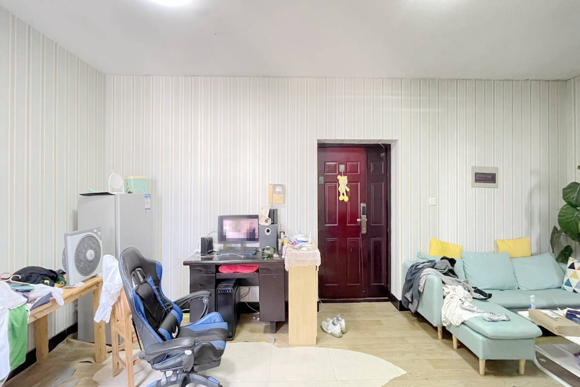 新楚天扶华庭  2室2厅1卫    71.8万客厅