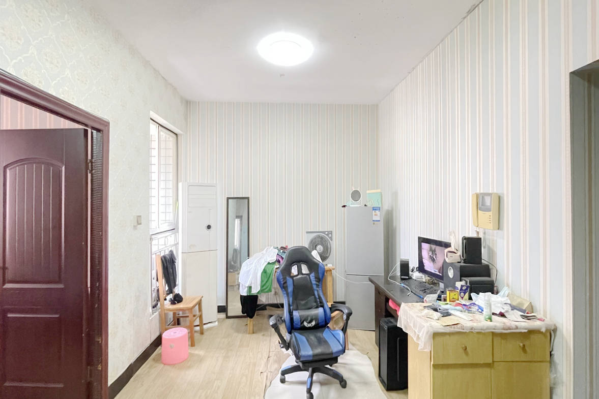 新楚天扶华庭  2室2厅1卫    71.8万客厅