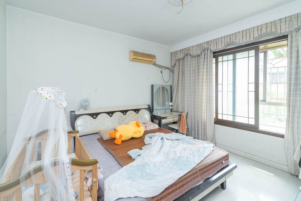 金帆小区  4室2厅2卫    77.8万卧室