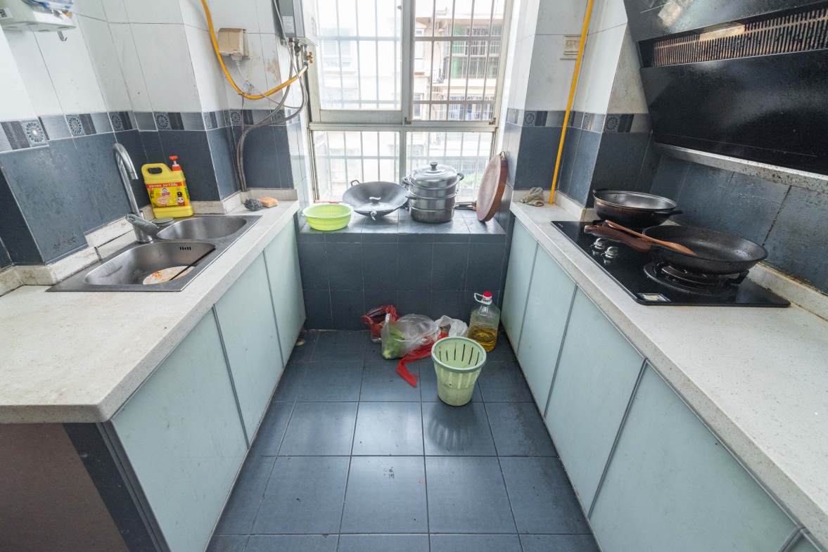 金帆小区  4室2厅2卫    77.8万厨房