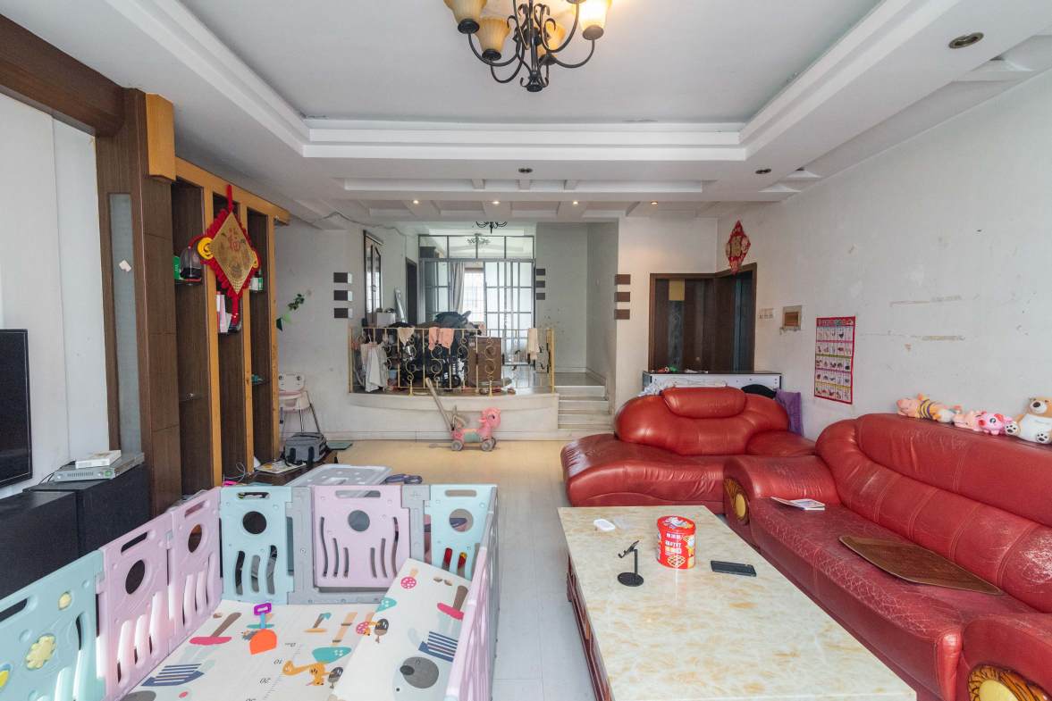 金帆小区  4室2厅2卫    77.8万客厅