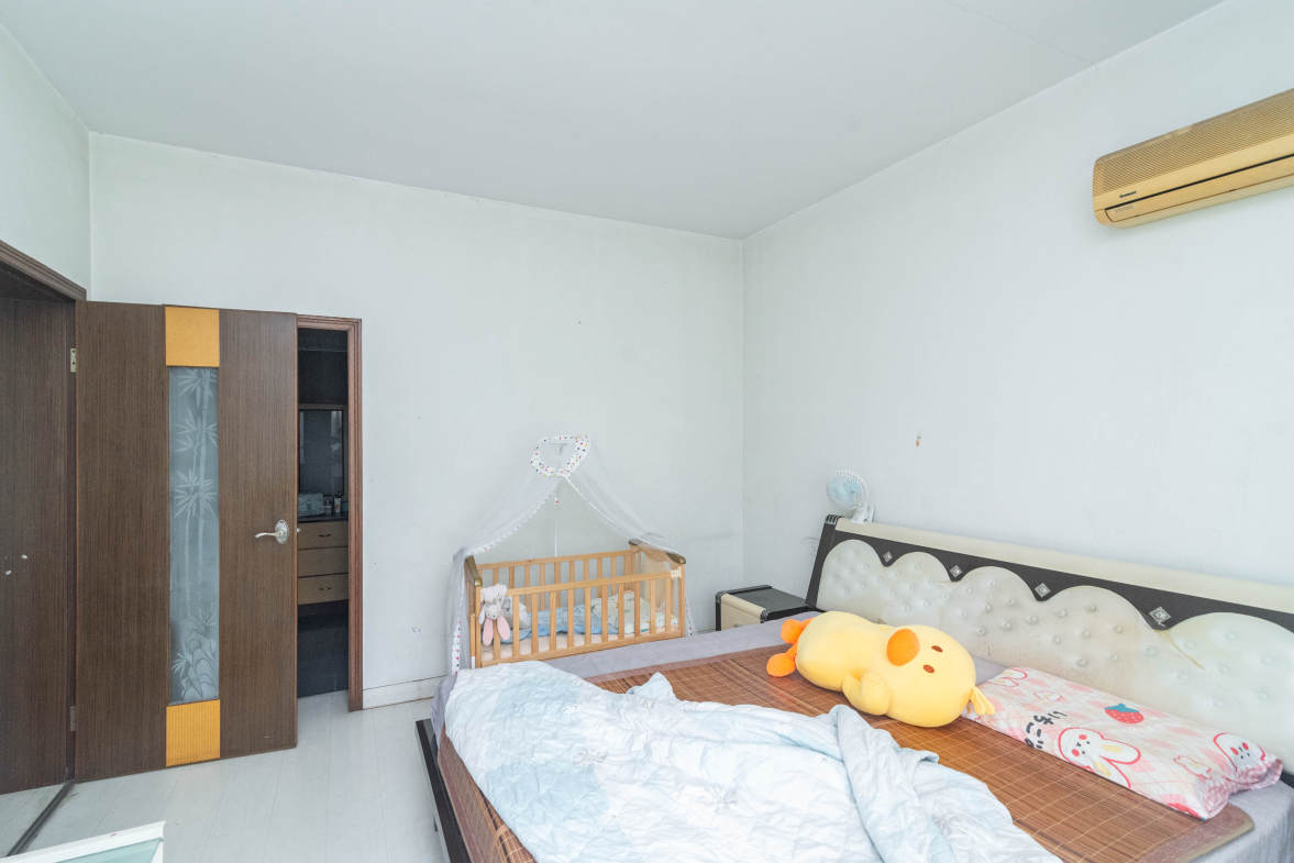 金帆小区  4室2厅2卫    77.8万卧室