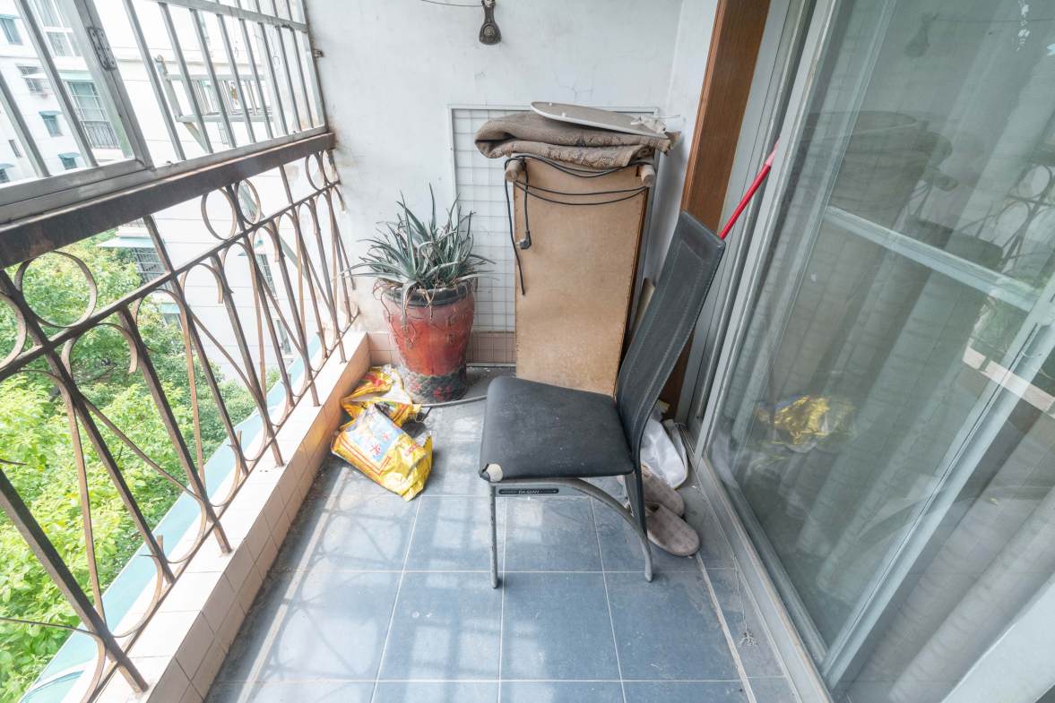 金帆小区  4室2厅2卫    77.8万阳台