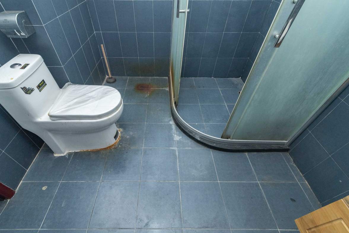 金帆小区  4室2厅2卫    77.8万卫生间