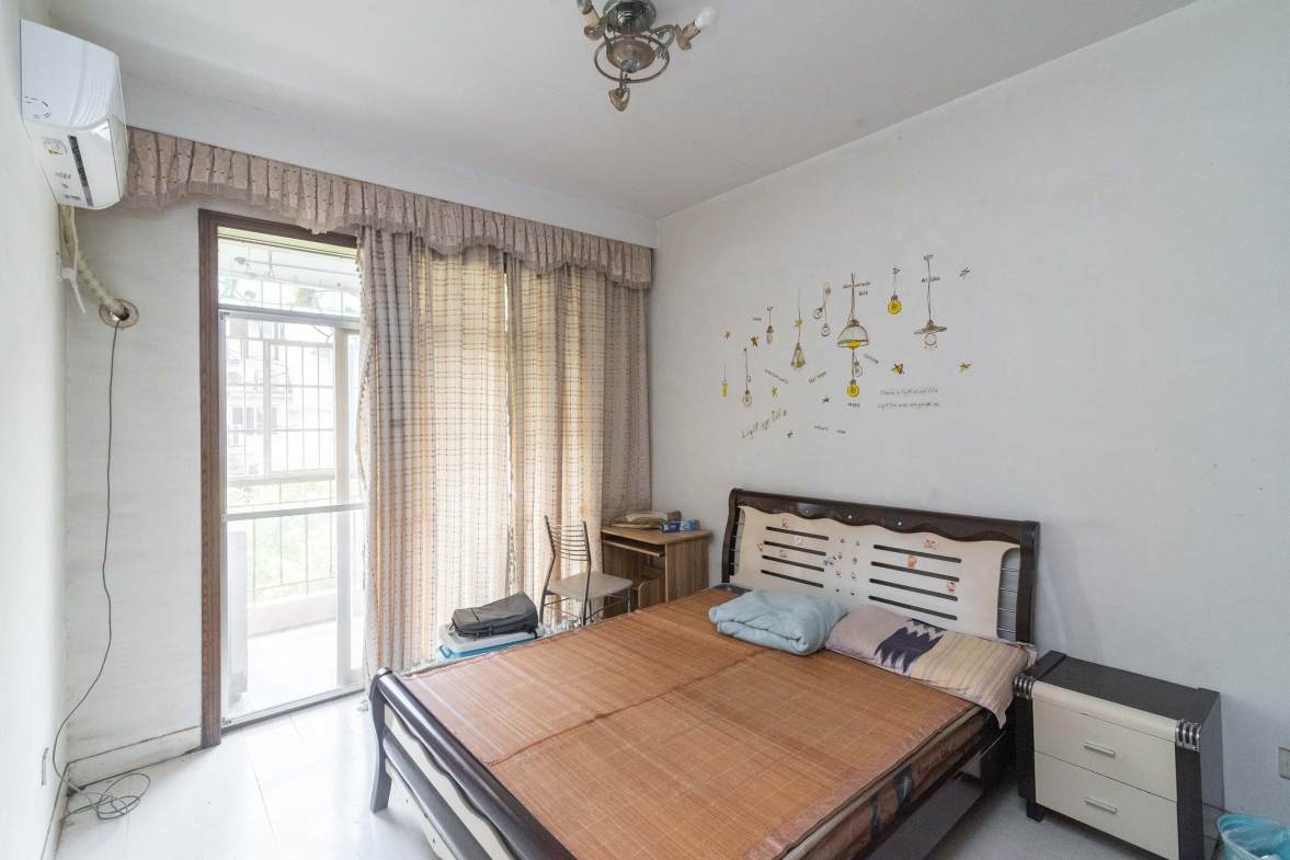 金帆小区  4室2厅2卫    77.8万卧室