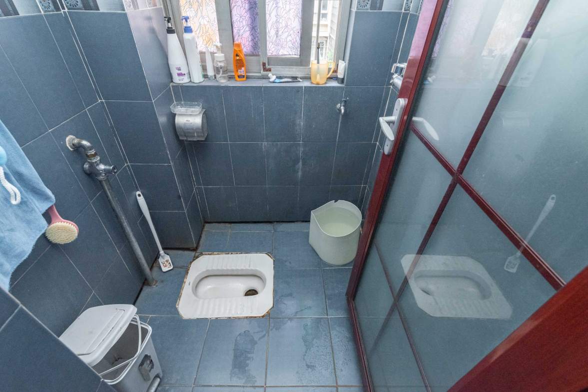 金帆小区  4室2厅2卫    77.8万卫生间