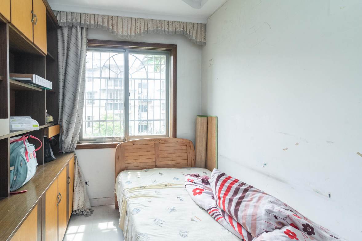 金帆小区  4室2厅2卫    77.8万卧室