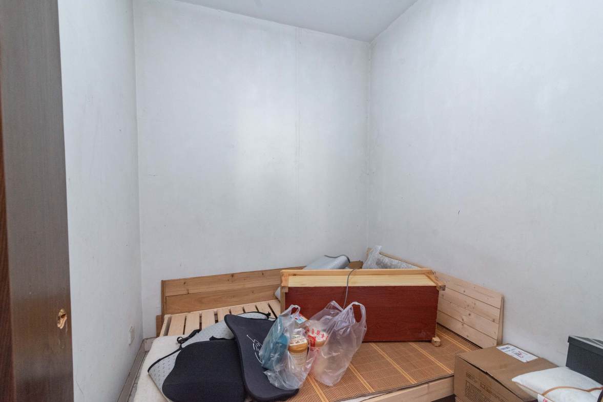 金帆小区  4室2厅2卫    77.8万卧室