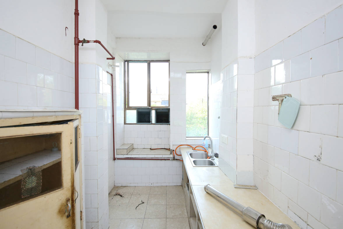 建工集团单位房  4室2厅1卫   78.00万厨房