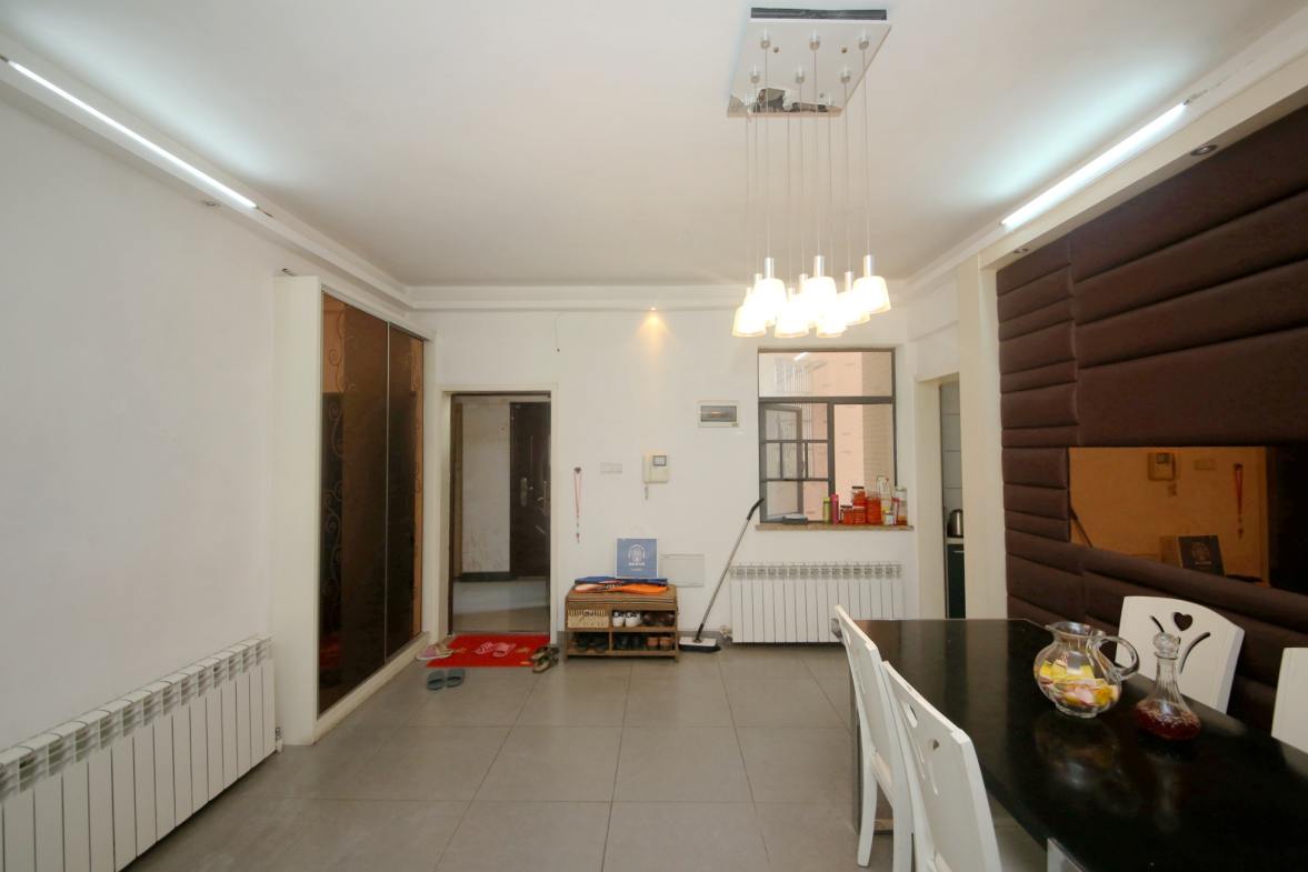 湘府名邸（同力家园）  3室2厅2卫    126.0万客厅