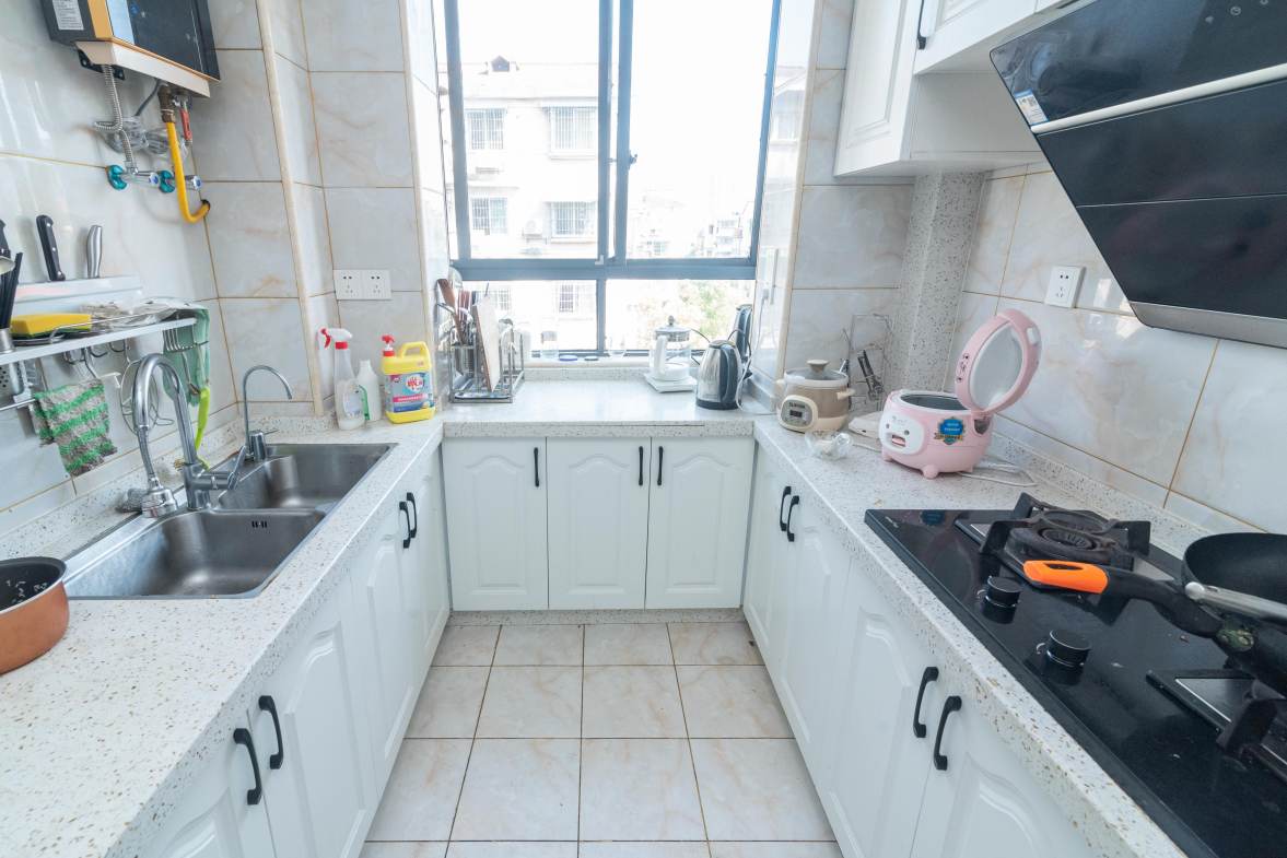 金帆小区  4室3厅1卫    116.0万 金帆小区  4室3厅1卫    116.0万厨房