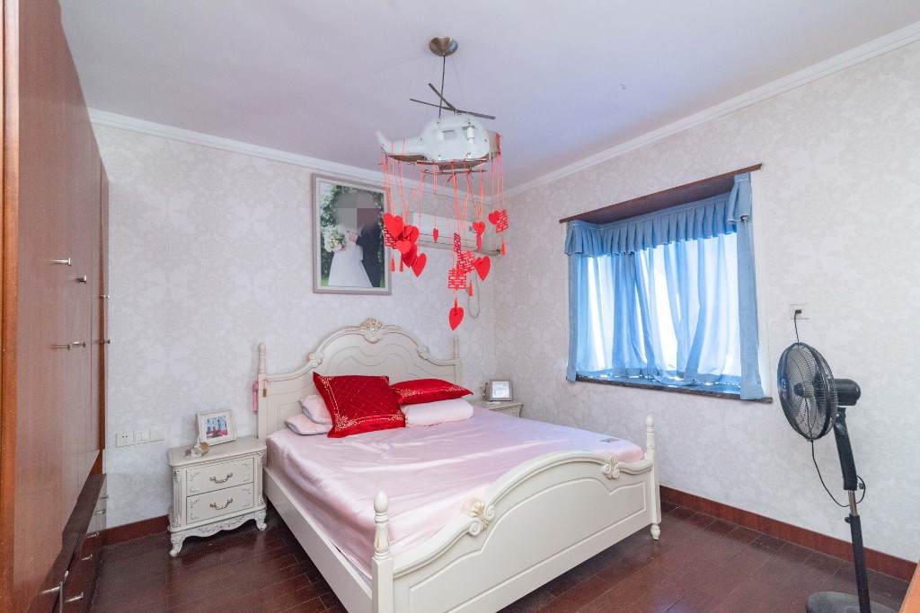 金帆小区  4室3厅1卫    116.0万 金帆小区  4室3厅1卫    116.0万卧室