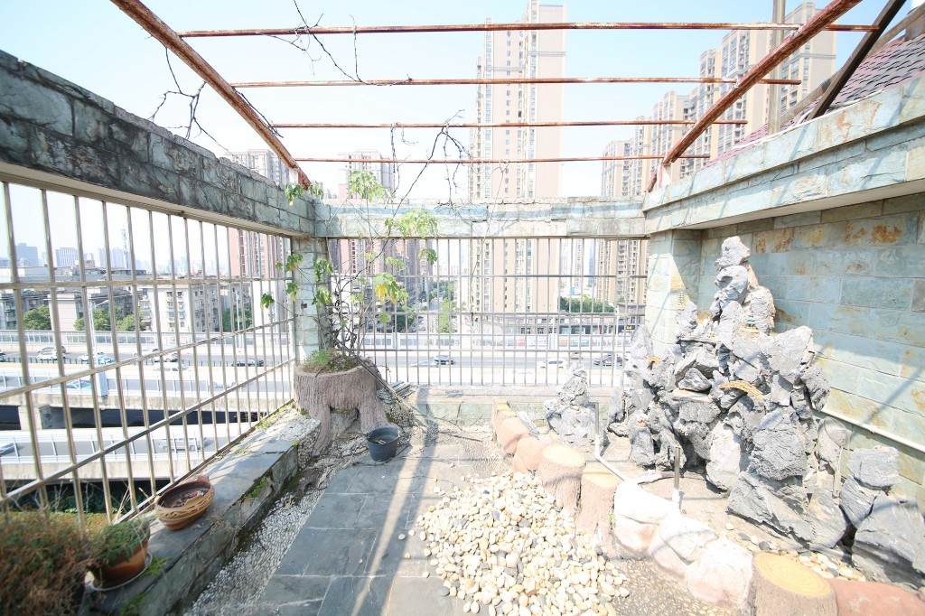 银力家园  4室2厅2卫   165.00万阳台