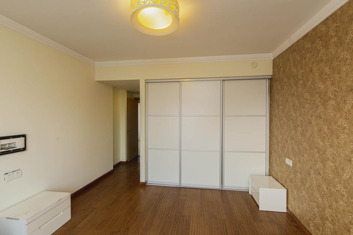 雅致名园  4室2厅2卫    308.0万卧室