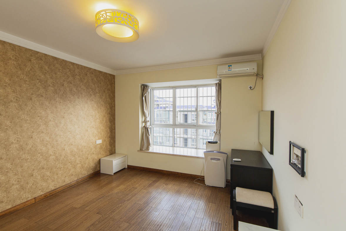 雅致名园  4室2厅2卫    308.0万卧室