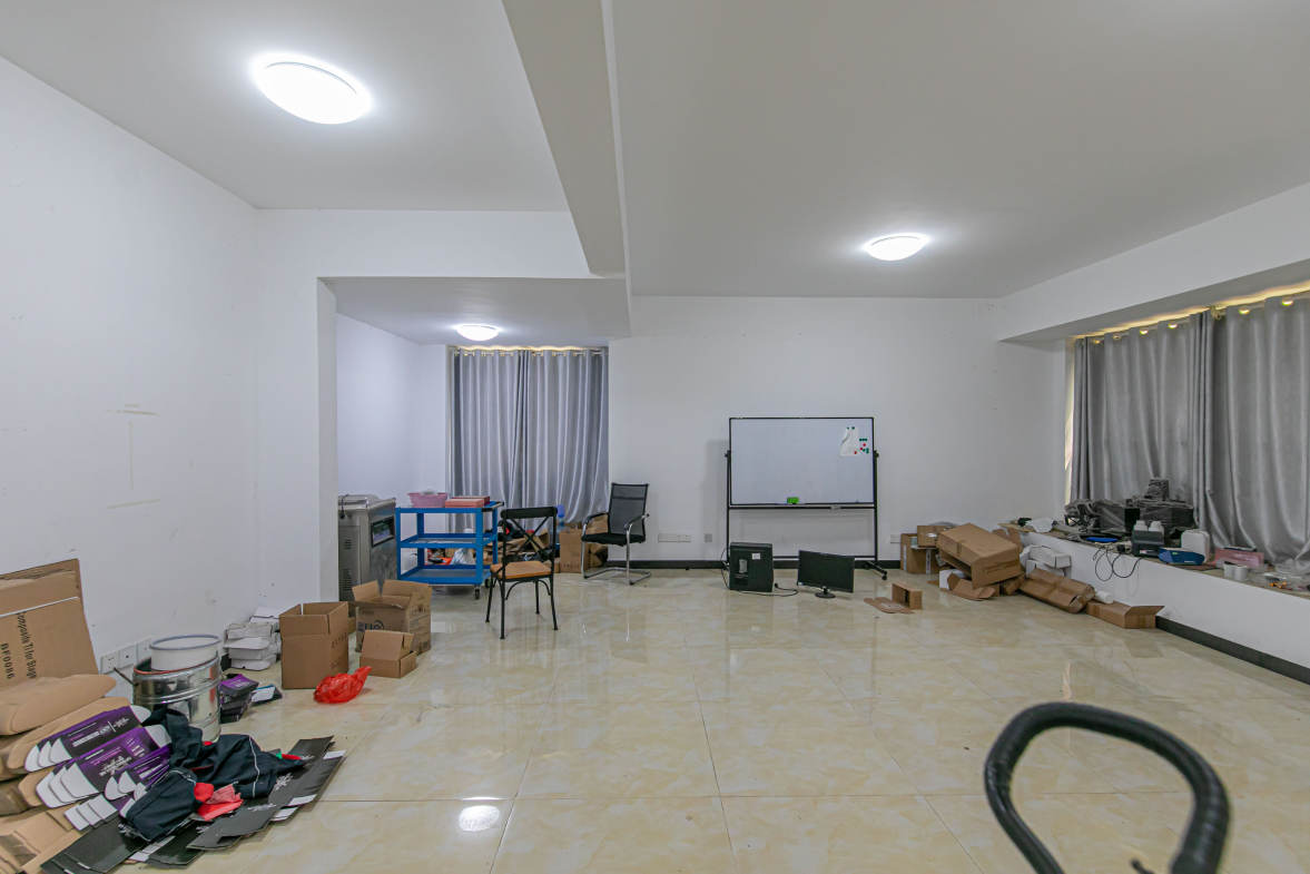 深业睿城  4室2厅2卫   162.00万客厅