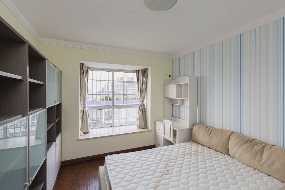 雅致名园  4室2厅2卫    308.0万卧室