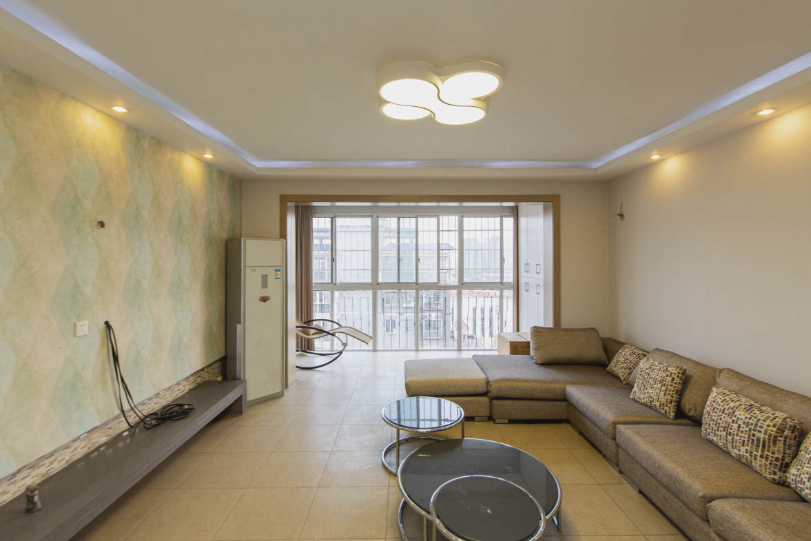 雅致名园  4室2厅2卫    308.0万客厅