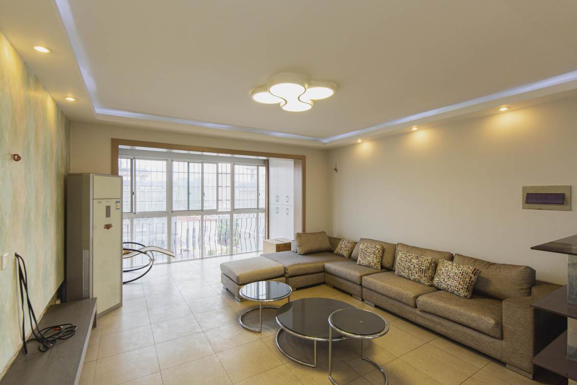 雅致名园  4室2厅2卫    308.0万客厅