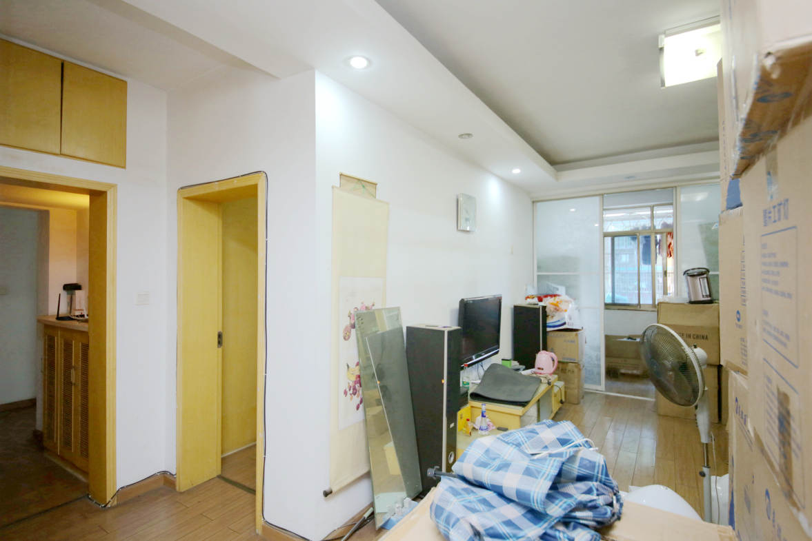 中信公寓  3室1厅1卫   98.00万客厅
