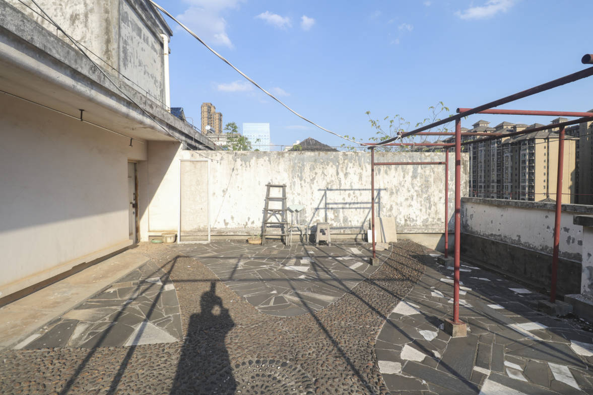 咸嘉新村嘉明苑  5室3厅1卫   129.80万阳台