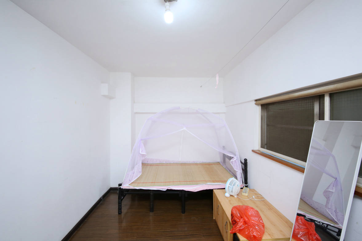 曼哈顿新贵  4室2厅1卫    148.0万卧室