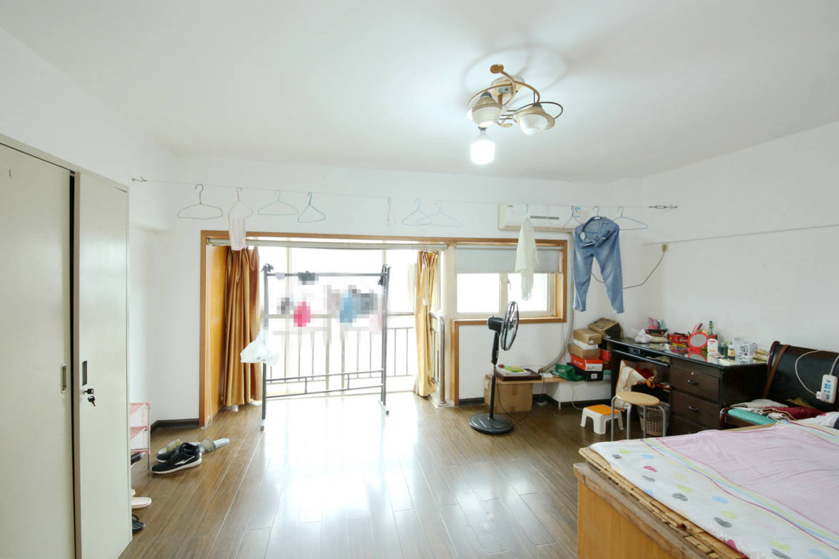 曼哈顿新贵  4室2厅1卫    148.0万卧室