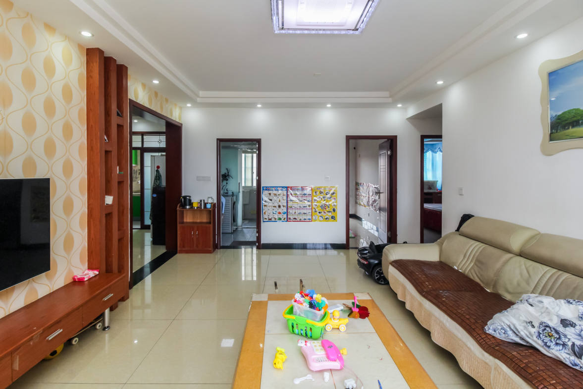 爵士湘  4室2厅1卫    100.0万客厅