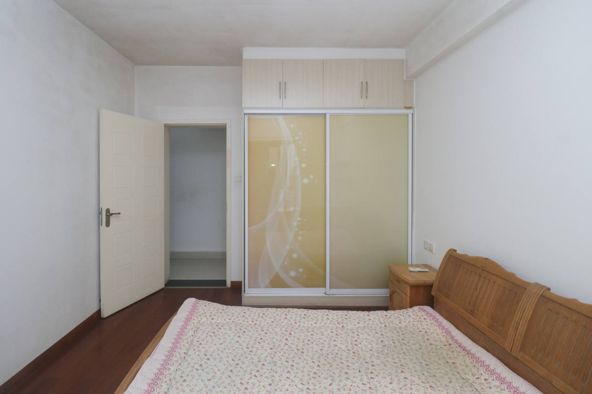 香海西岸  4室2厅2卫    148.0万卧室