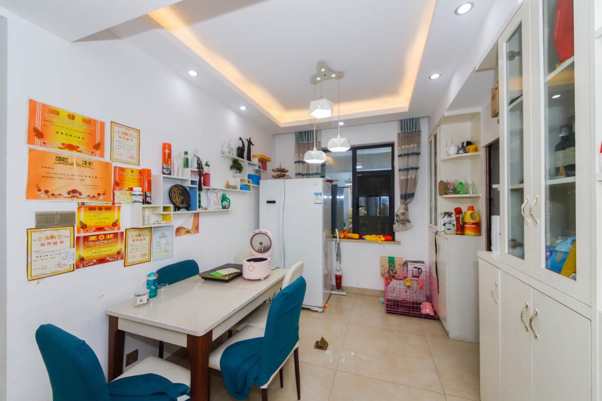 天元涉外景园B区  4室2厅2卫    125.0万客厅