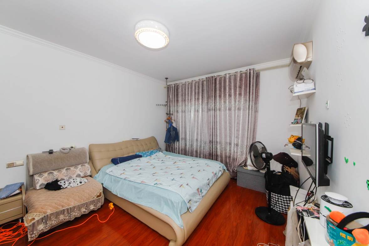 天元涉外景园B区  4室2厅2卫    125.0万卧室