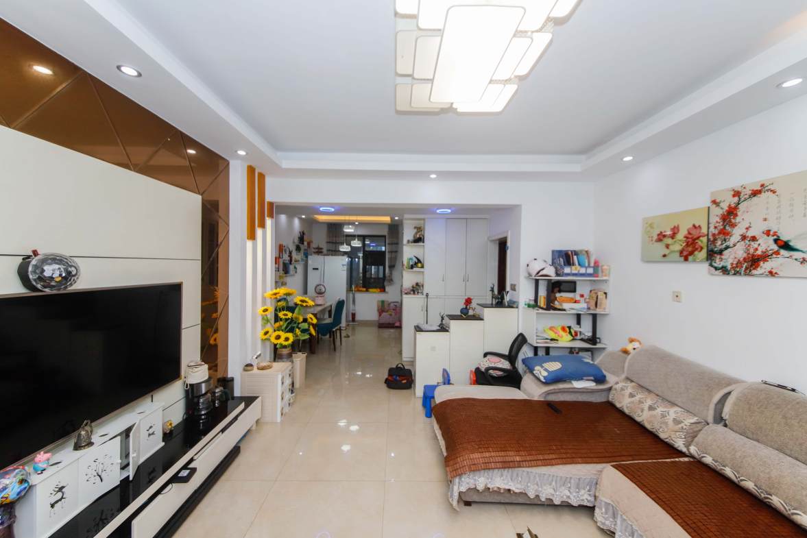 天元涉外景园B区  4室2厅2卫    125.0万客厅