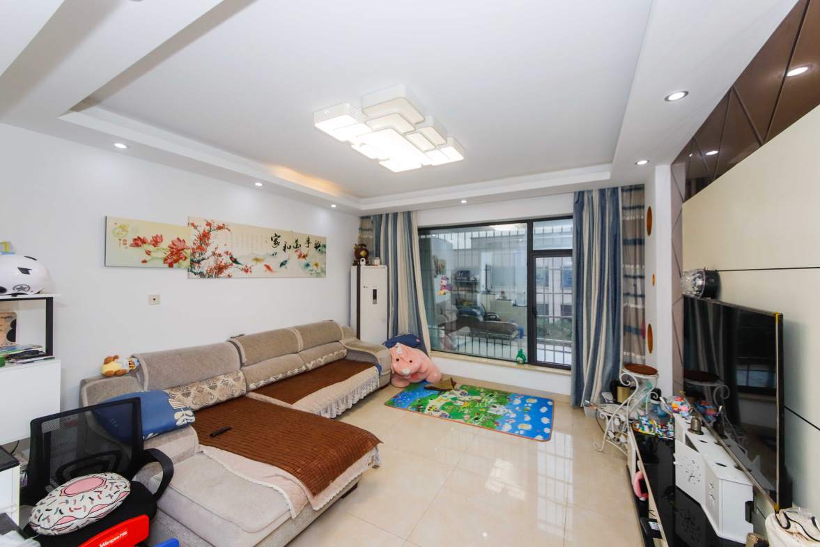 天元涉外景园B区  4室2厅2卫    125.0万客厅