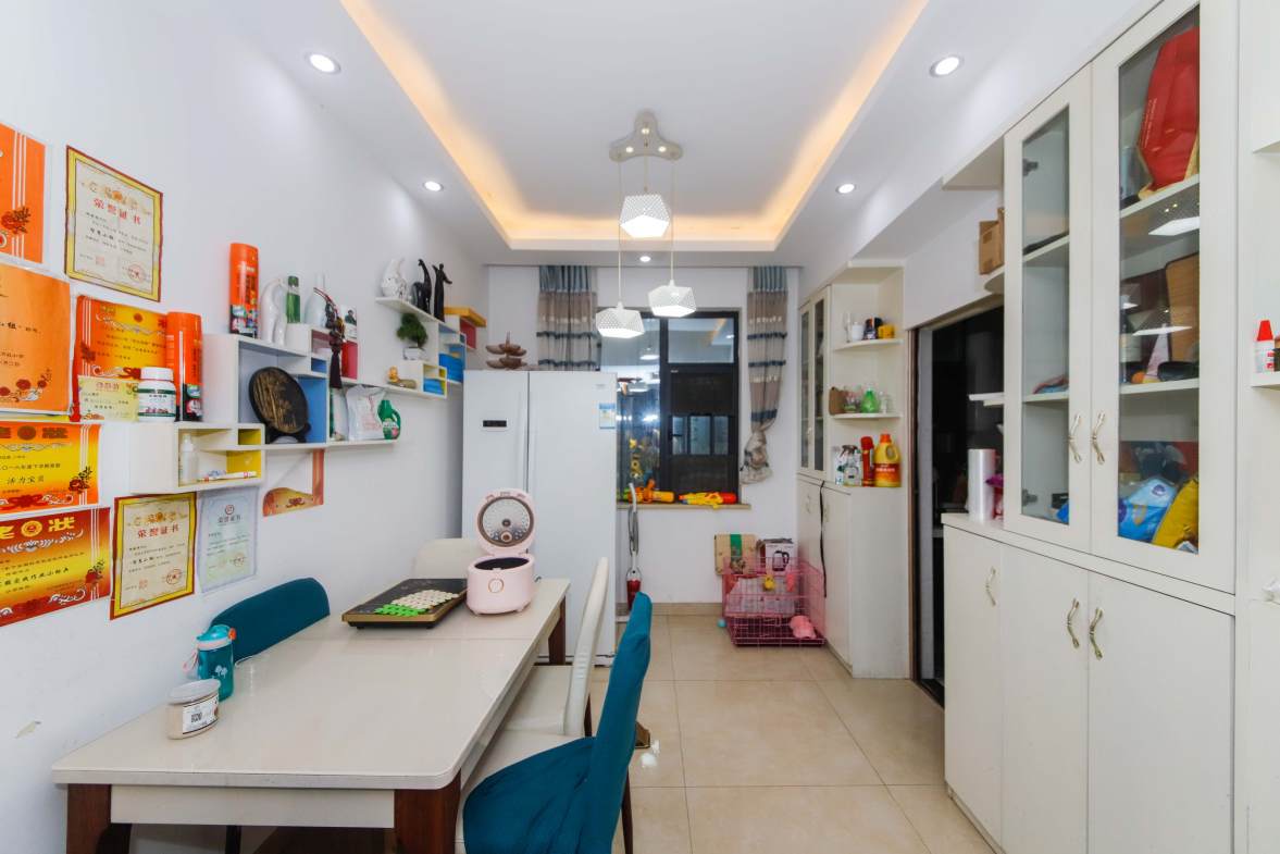 天元涉外景园B区  4室2厅2卫    125.0万客厅