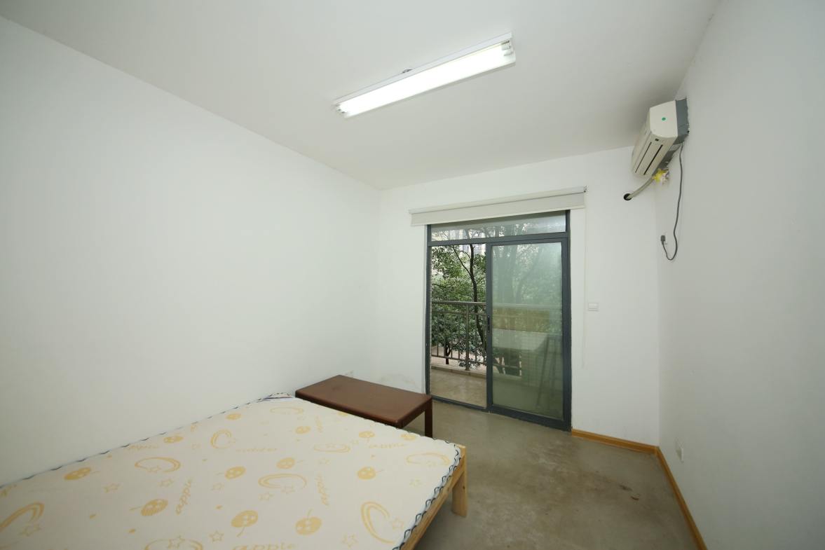 满庭芳小区  4室2厅2卫   128.00万卧室