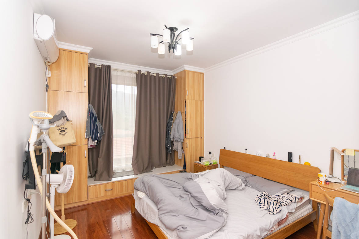 澳海月亮湾  3室2厅2卫    112.0万卧室