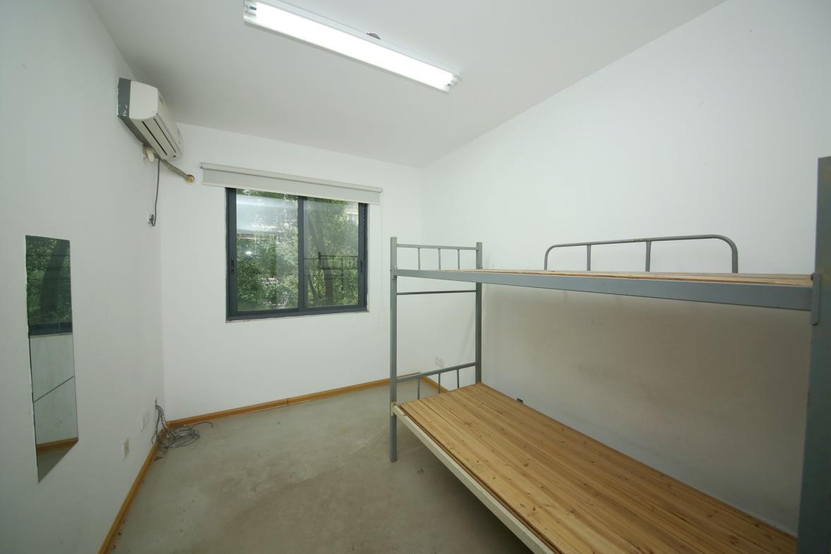 满庭芳小区  4室2厅2卫   128.00万卧室