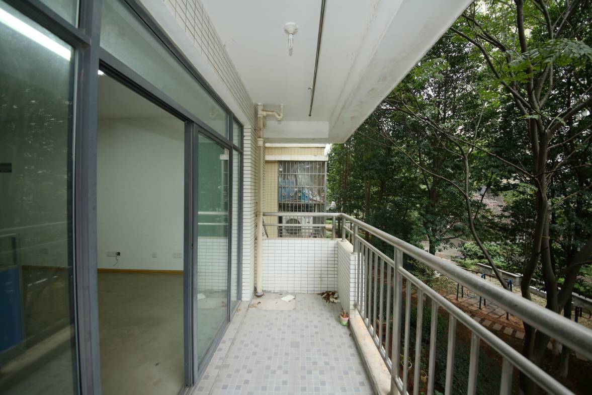 满庭芳小区  4室2厅2卫   128.00万阳台