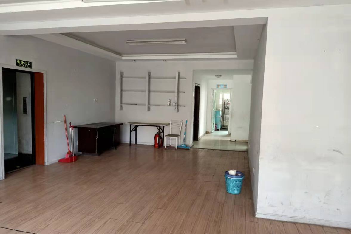 银路家园（公路局单位房）  5室2厅1卫    3500.0元/月室内图1