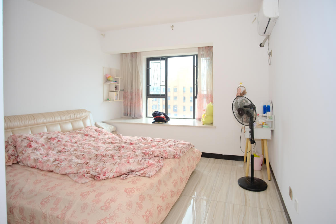 三一街区  3室2厅2卫    97.91万卧室