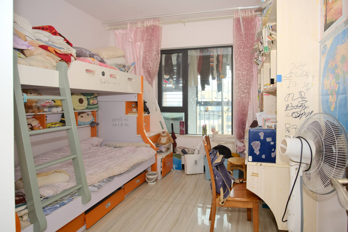 三一街区  3室2厅2卫    97.91万卧室