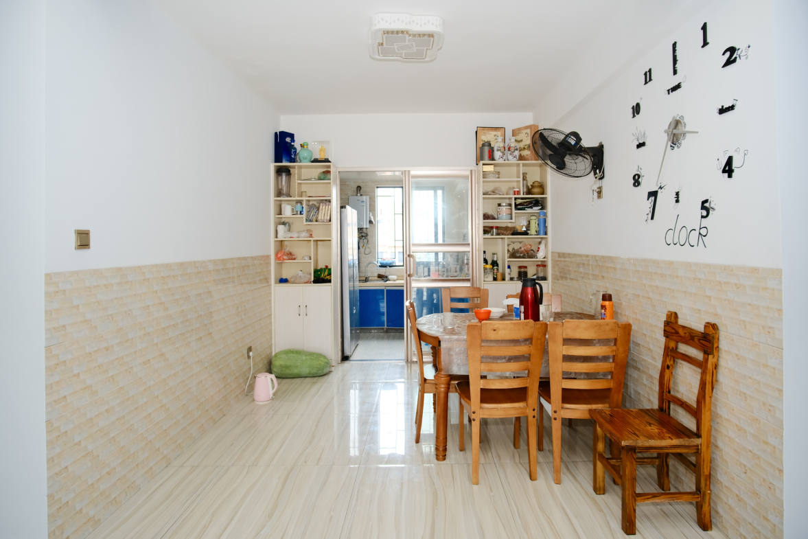 三一街区  3室2厅2卫    97.91万客厅