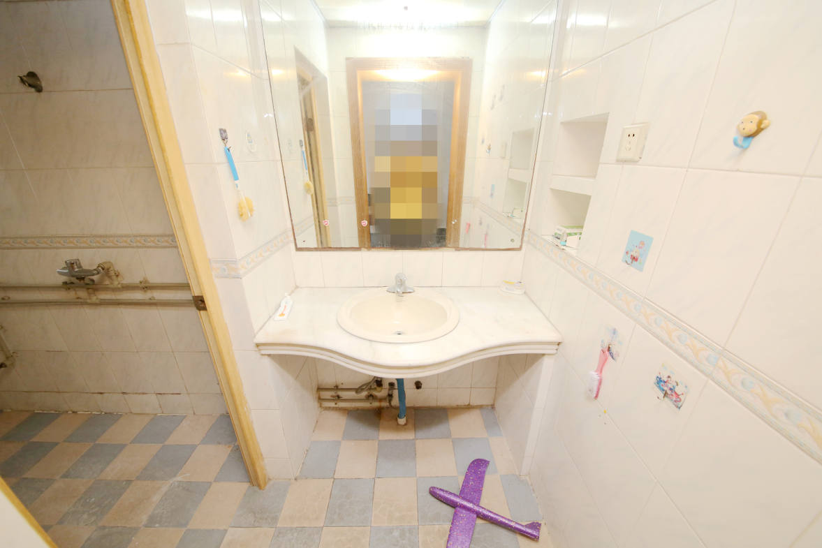 长沙市车站北路边防局  3室2厅2卫   108.00万卫生间