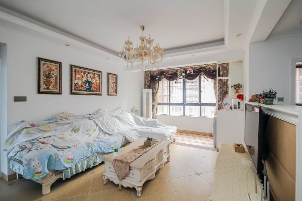 辉宏橄榄城  4室2厅1卫    97.6万客厅