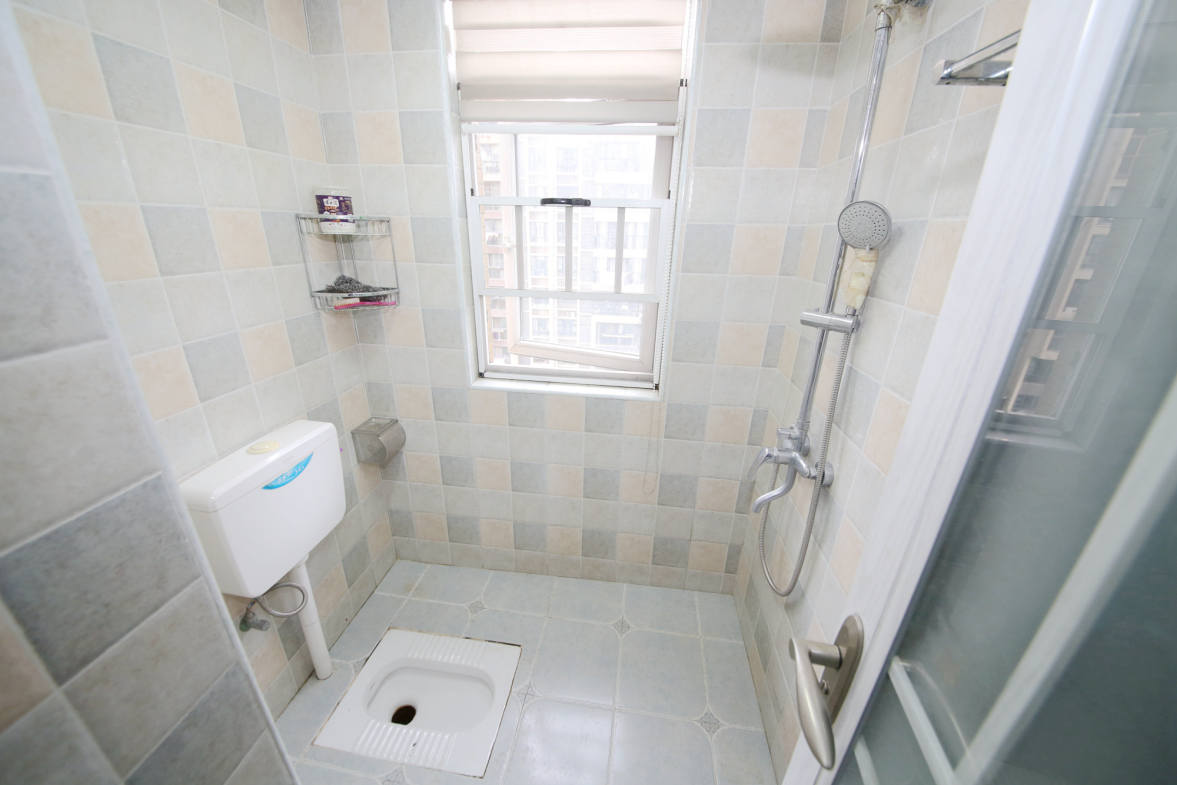 泊爱蓝湾  4室2厅2卫    210.0万卫生间