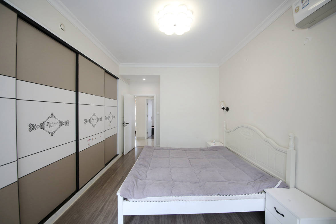 泊爱蓝湾  4室2厅2卫    210.0万卧室