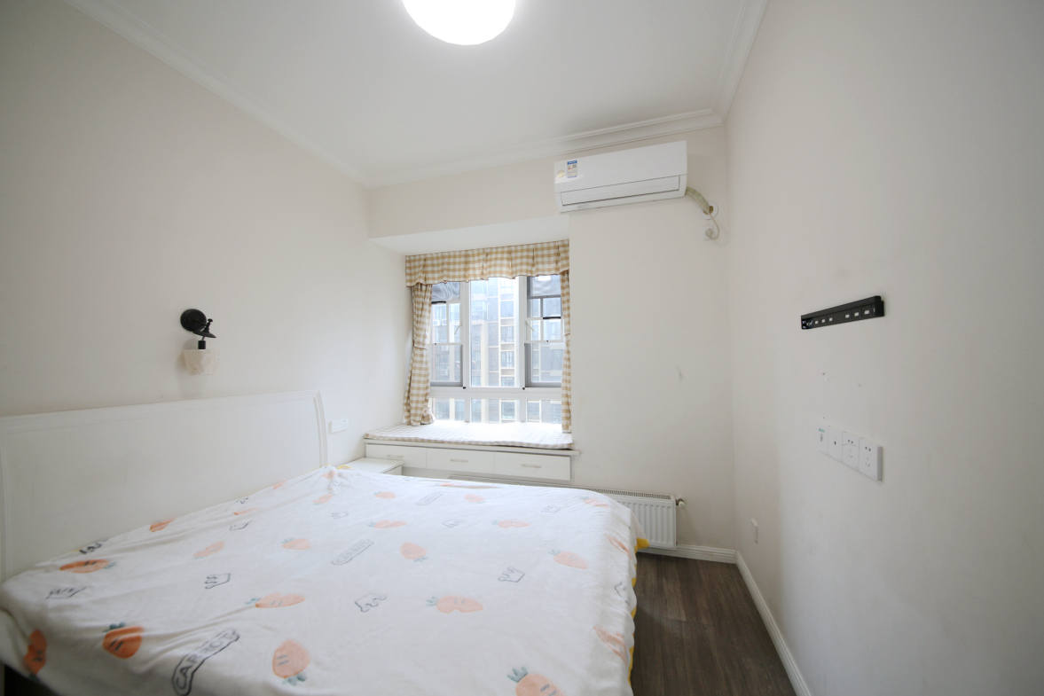 泊爱蓝湾  4室2厅2卫    210.0万卧室